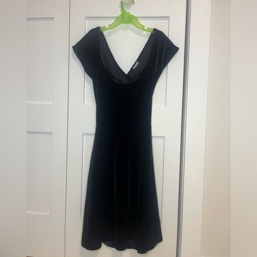 Hi, selling this fabulous dress for teenagers in size XS.